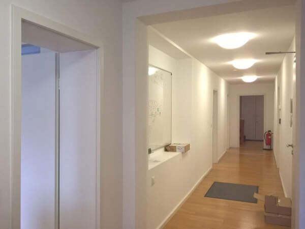 Büro in München (Ludwigsvorstadt) / Flur zur Küche vor Umbau